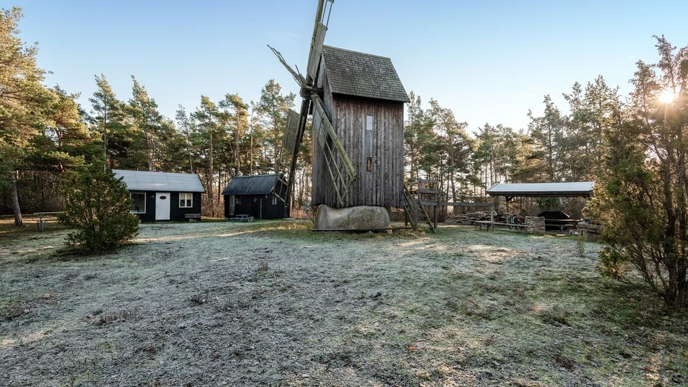 I en liten glänta i skogen finner man en kvarn från 1904 som gjorts om till boende. 