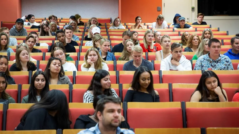 Cirka 300 förstagångsväljare från Lundellska skolan lyssnade på Andreas Norlén.
