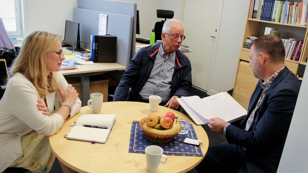 Stig Lundh, ordförande i JP Johanssonsällskapet, lämnar över namnunderskrifterna för ett Forum Bahco till kommunalråden Ingvar Smedlund och Ulrika ornbrant.