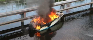 Dubbla båtbränder vid bryggor i Flottsund
