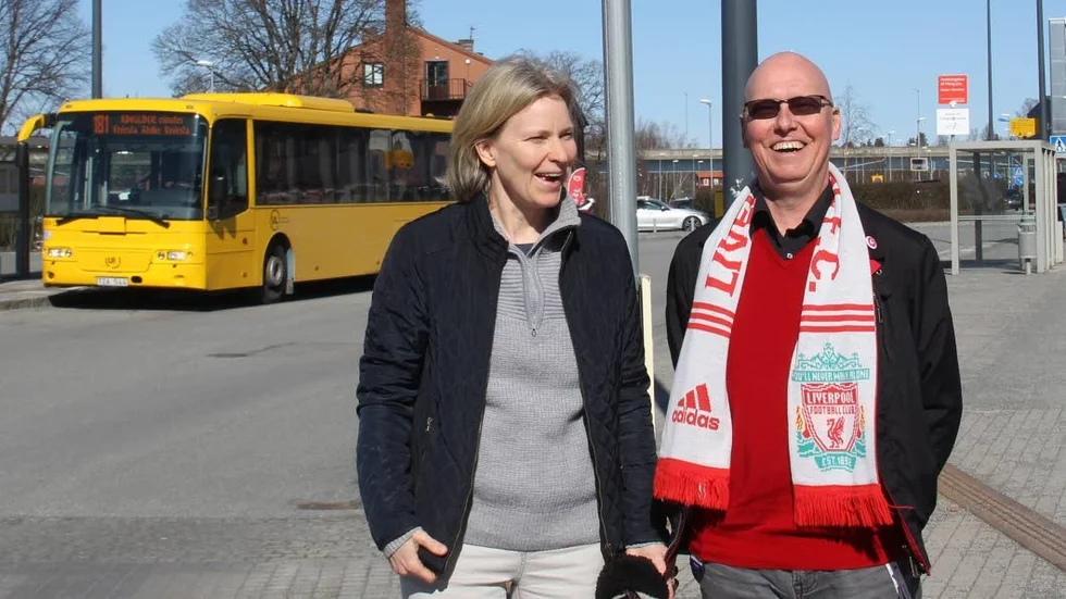 Välj kollektivtrafik framför bilen eller flyget, uppmanar Kerstin Umegård (MP) och Christer Johansson (V). De gläds åt kommunens nya koldioxidbudget som är en hjälp i klimatarbetet.