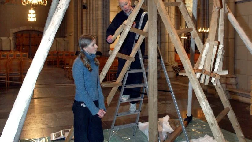 Ingolf Kaiser med dottern Thea bygger upp "Korsnedtagning" i Domkyrkan år 2004.