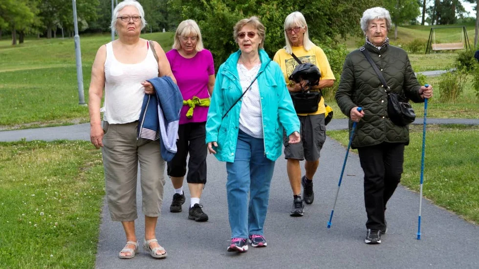 Kristina Håkansson, Eva Nichols, Ester Torgrimsdottir, Eva Sten och Dagny Blomdahl spatserade tillsammans på pensionärspromenaden.