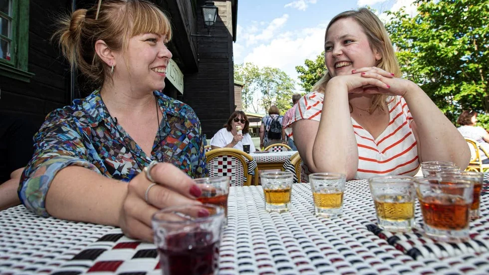 Isabel Sundström och Frida Leijonborg försöker komma fram till vilken mjöd som egentligen är godast.