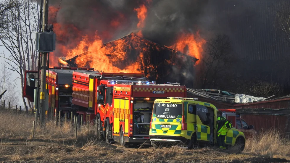 En person fördes till sjukhus med brännskador efter en kraftig brand i en träbyggnad utanför Stigtomta, på tisdagseftermiddagen.