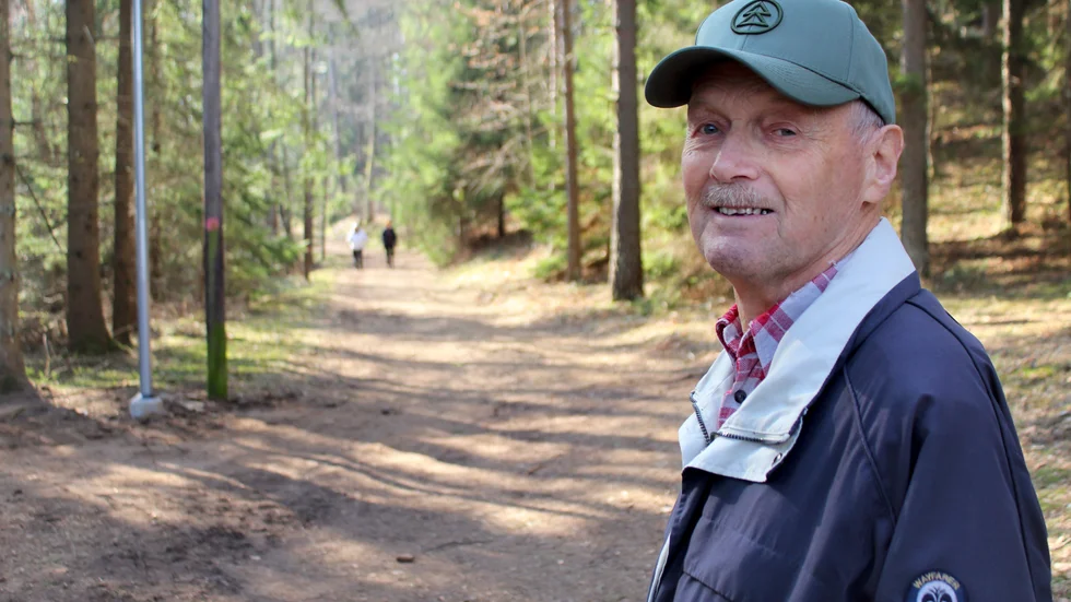 Fastighetsägaren Arne Jonsson är missnöjd med att kommunen grävt i hans skog utan att fråga honom. 