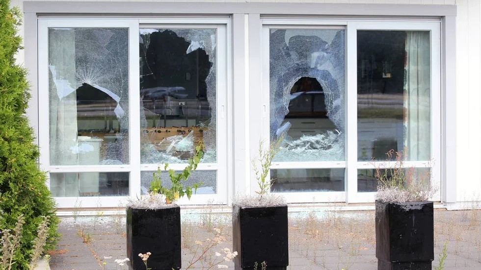 Någon eller några har vandaliserat fem stora treglasfönster på ett pensionat i Enköping.