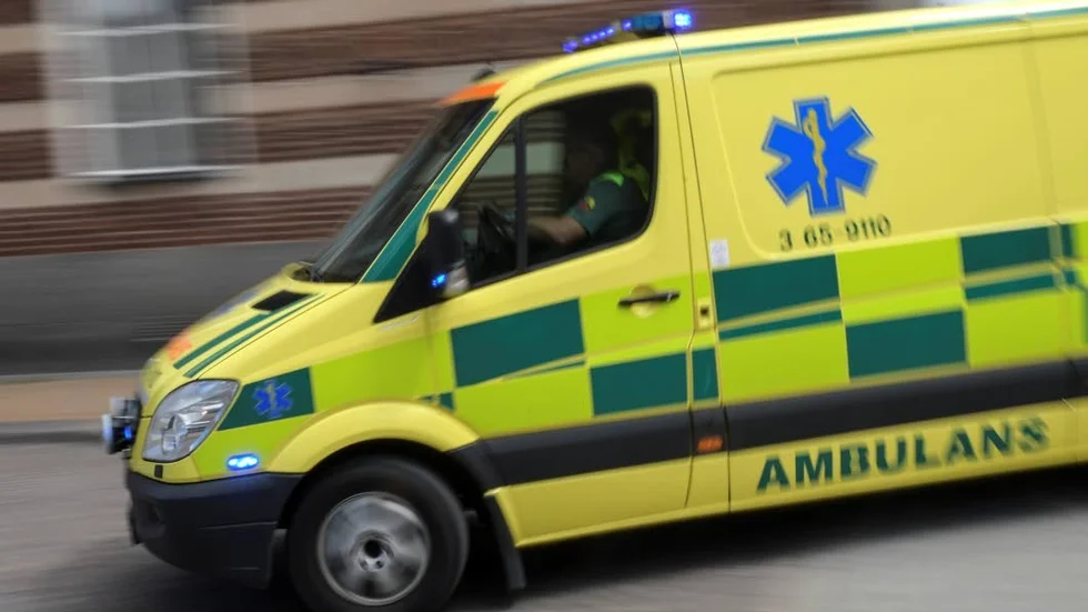 Den skadade mannen fördes med ambulans till Ackis.