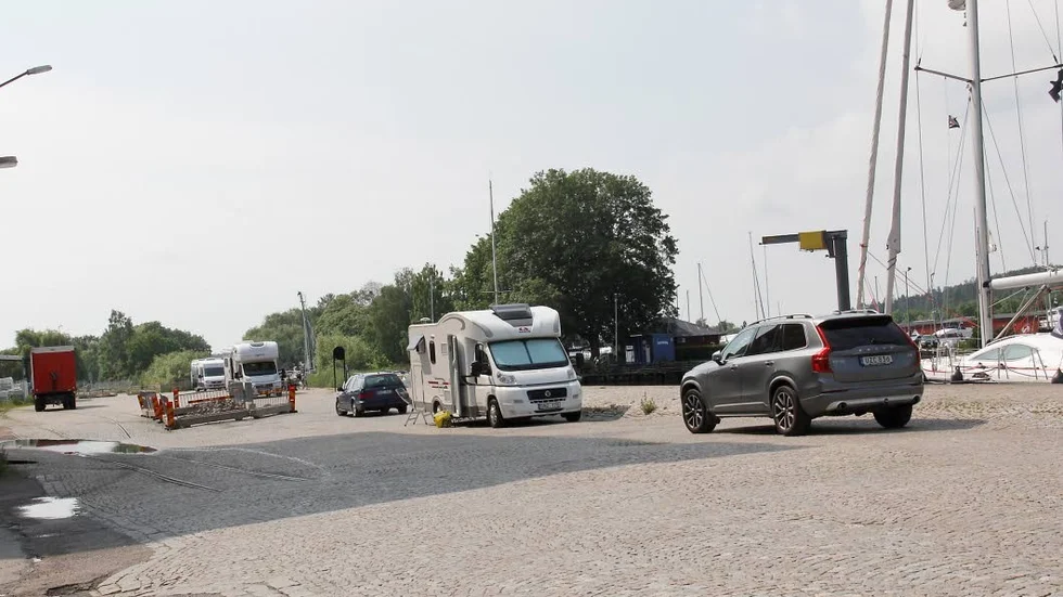 Oordnade ställplatser för husbilar vid Hamnmagasinen i Enköping.