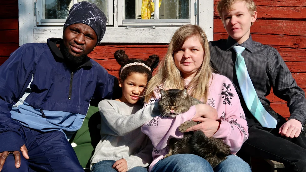 Familjen fick med sig sin ögonsten, katten Saveliy, under flykten från krigets Ukraina. Från vänster i bild syns Oyedamola Fojalin, parets gemensamma 9-åriga dotter Alena, Hanna Kravchenko och hennes 14-åriga son Daniil.