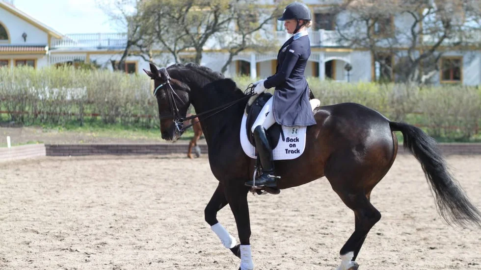 Jeanna Högberg rider fram hästen Quentin innan det är dags för en av många starter hos Ledingenäs Dressage Club.