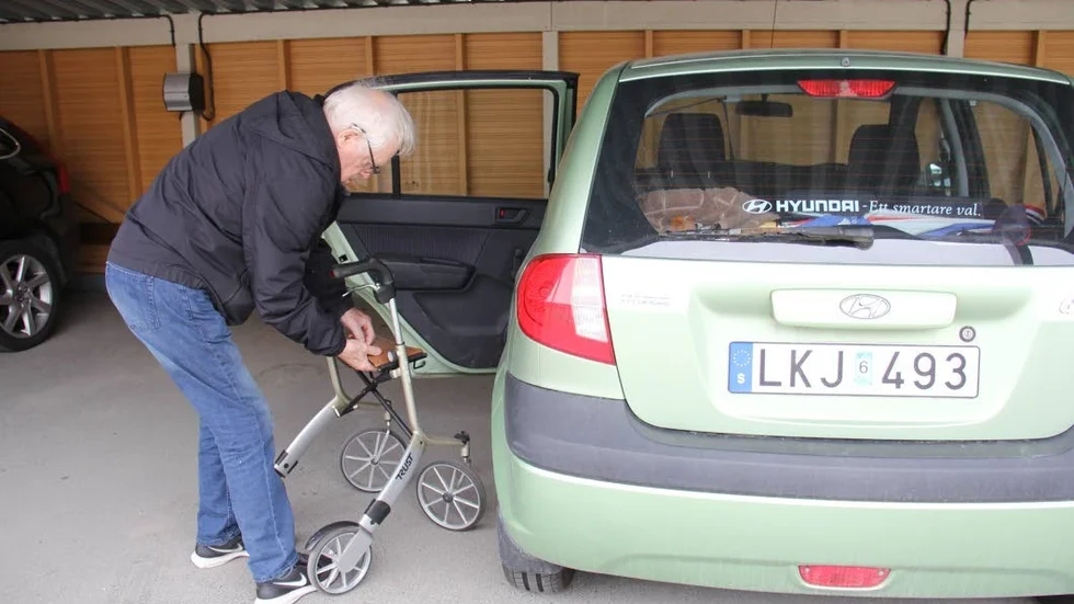 Ebbe Höglund, 86 år, tar bilen varje dag för att äta på Årstagården. Det ger honom också viktig social samvaro. Utan p-tillstånd tvingas han till en lång promenad på värkande ben.