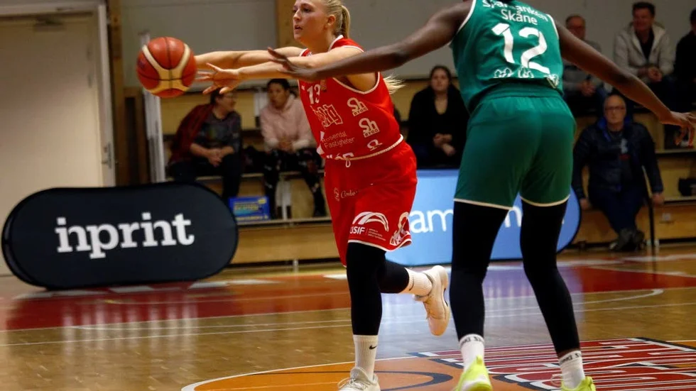 Ellinor Holmberg kom till Uppsala inför säsongen 2016/17. Nu står det klart att hon fortsätter i klubben.