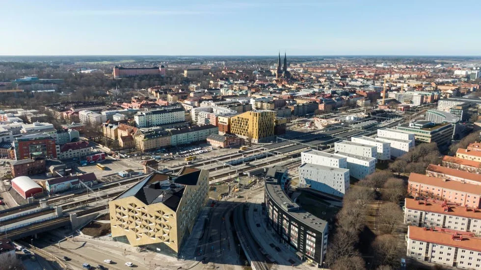Juvelen ligger vid den södra delen av Resecentrum.