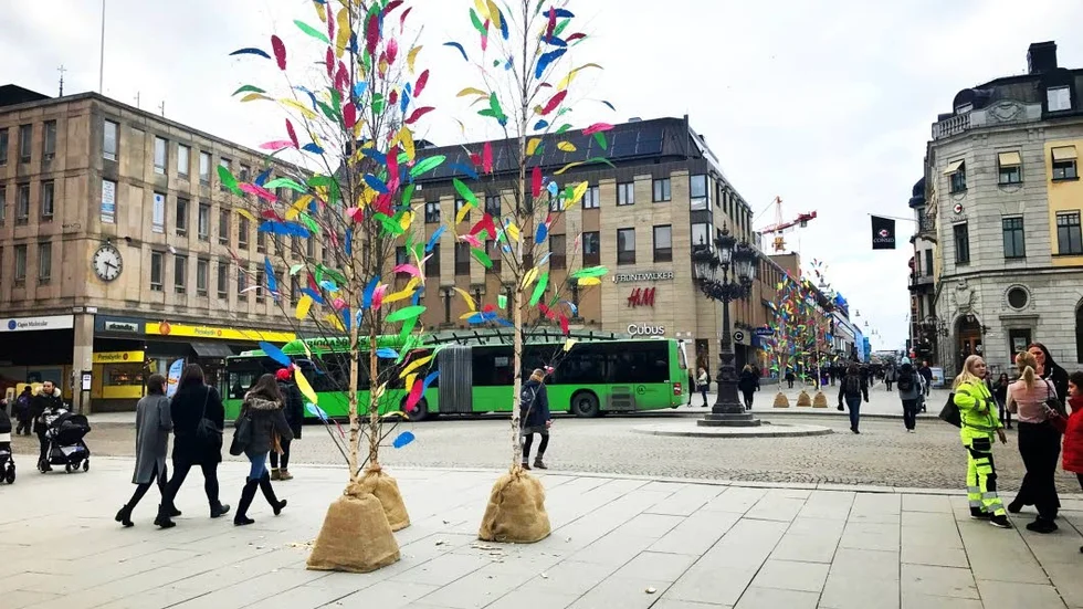 Så här såg påskpyntet ut på Stora Torget i fjol. Påskfjädrarna är av papper.