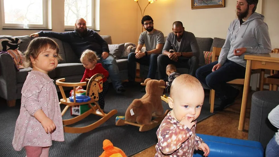 Pappakaféet i Gredelbykyrkan har funnits i elva år. Här hittar föräldralediga män nya vänner att prata med och utbyta erfarenheter med. I förgrunden Sofia Sarkissian och Idun Graemer.