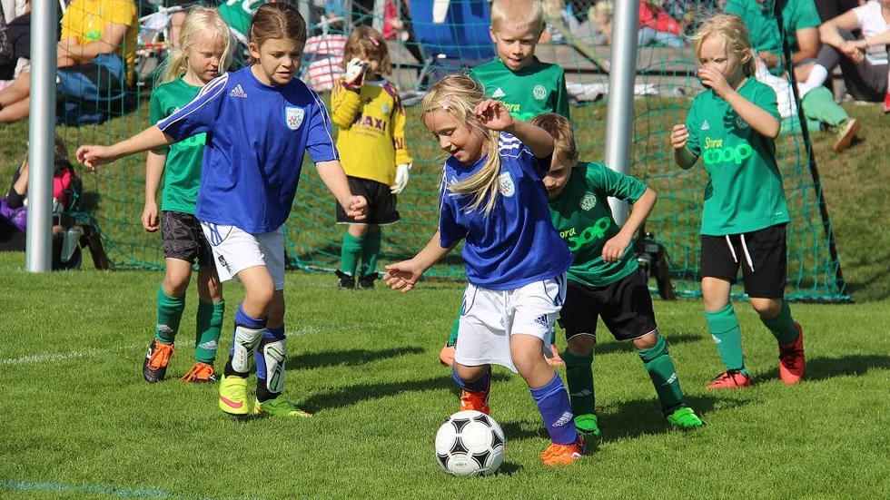 Föreningar kan komma att få minskat föreningsbidrag och höjda hyror från årsskiftet. Fotbollsalliansen och oppositionen är kritiska till förslaget. (Bilden kommer från ESK fotbollsskola sommaren 2017)