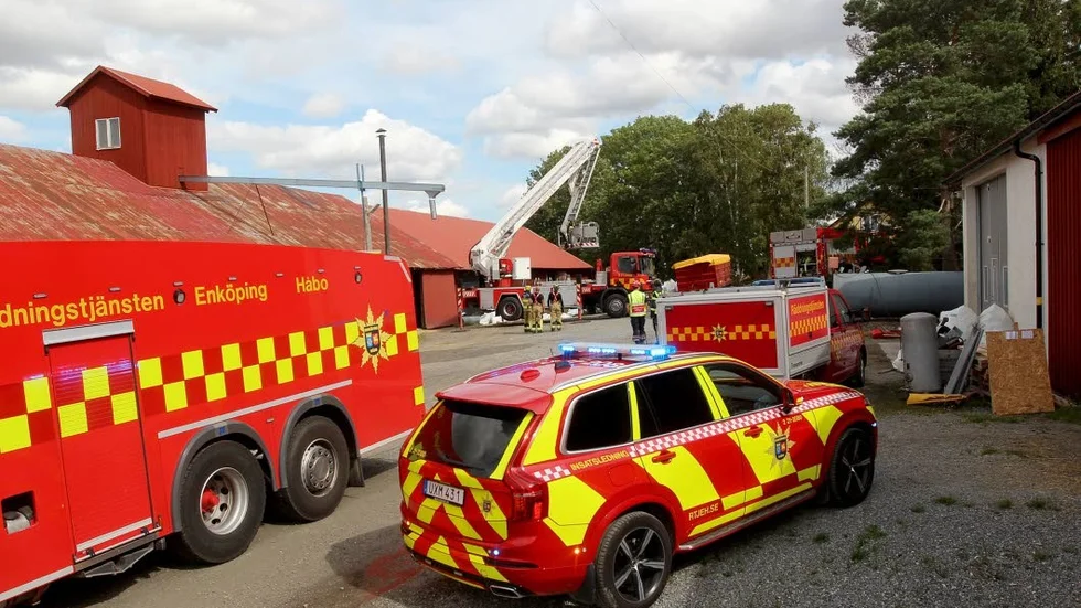 Räddningtjänsten från tre enheter, Enköping, Örsundsbro och Bålsta, ryckte ut till branden i torkladan då spridningsriken var stor.