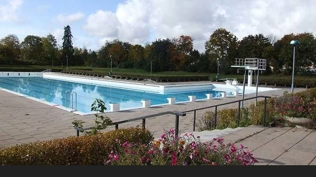 Efter det omfattande läckaget på utebasäsngen vid Vendelbadet ska en stor renovering av bassängen och det resterande badet göras.