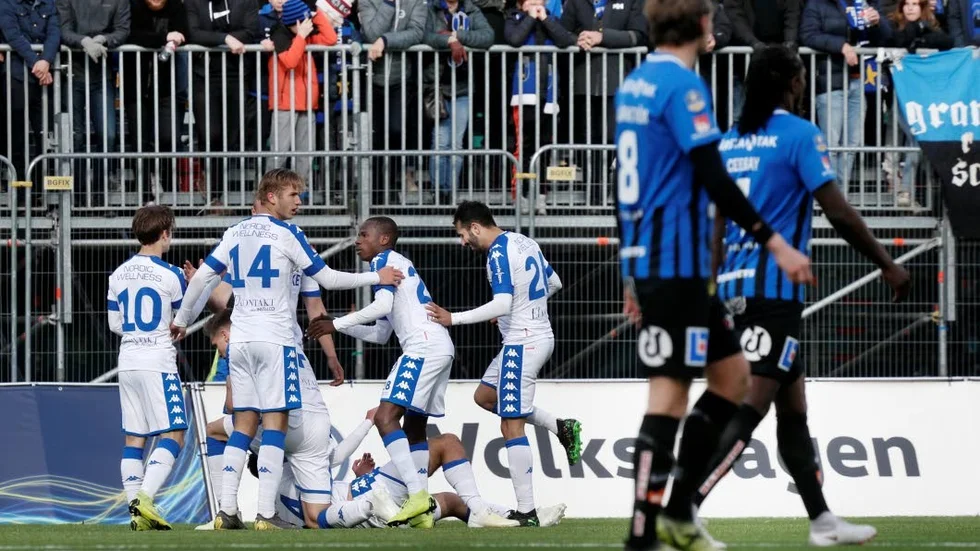 Tunga steg för Siriusbackarna Tim Björkström och Kebba Ceesay medan IFK Göteborgs spelare i bakgrunden firar ett av fyra gjorda mål.