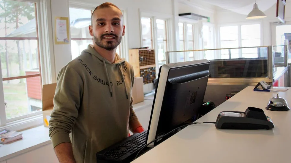 Ghanem Nazeh sommarjobbar för andra året vid Bredsands camping. ”Det är ett roligt jobb och viktigt för mej att träffa folk och öva på svenska språket" säger Ghanem.