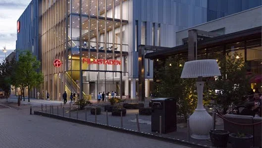 Byggstarten för en ny biografanläggningen i korsningen Dragarbrunnsgatan-Klostergatan drar ut på tiden.