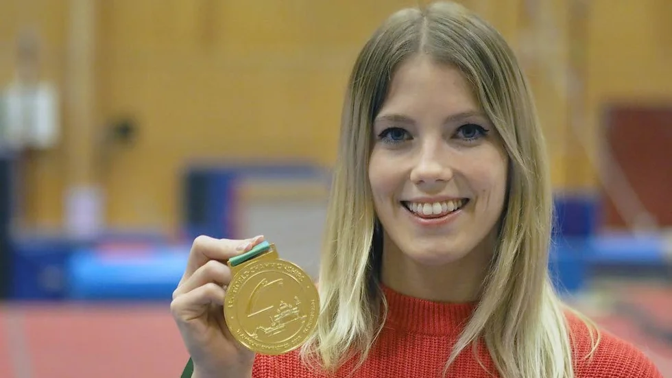 Lina Sjöberg med VM-medaljen.