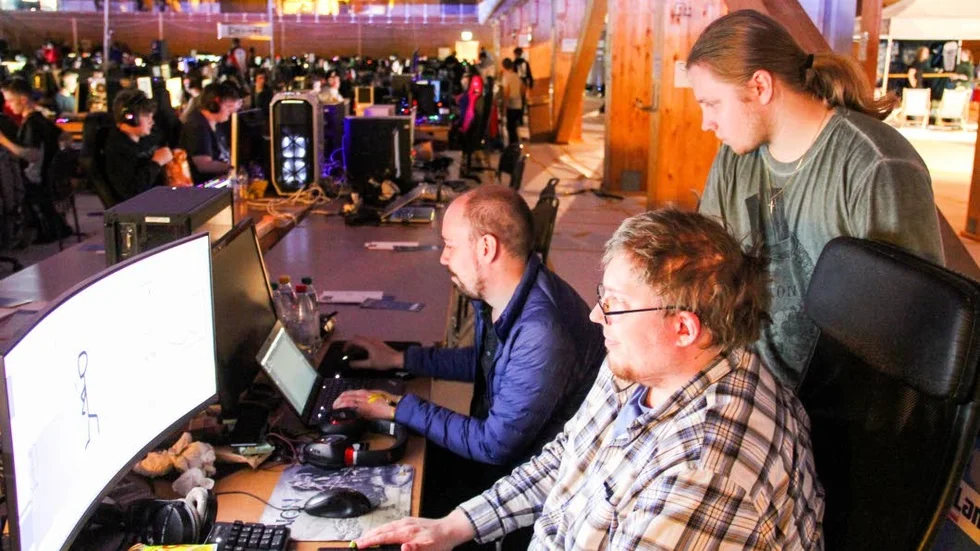 Kompisarna Tobias Eriksson, Hampus Pettersson och Alrik Bachler jobbar på att skapa ett eget datorspel.
