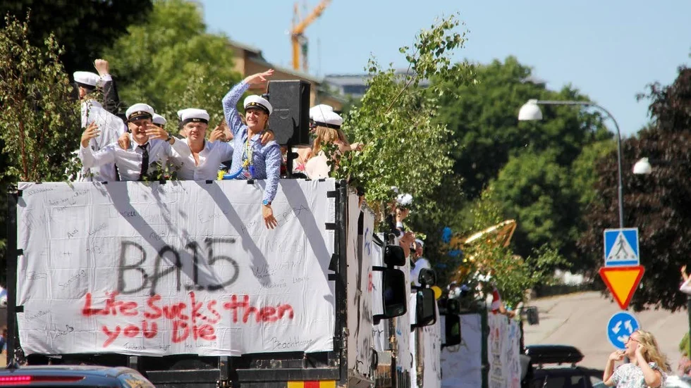 Polisen ska kontrollera att det inte finns kränkande budskap på flaken.