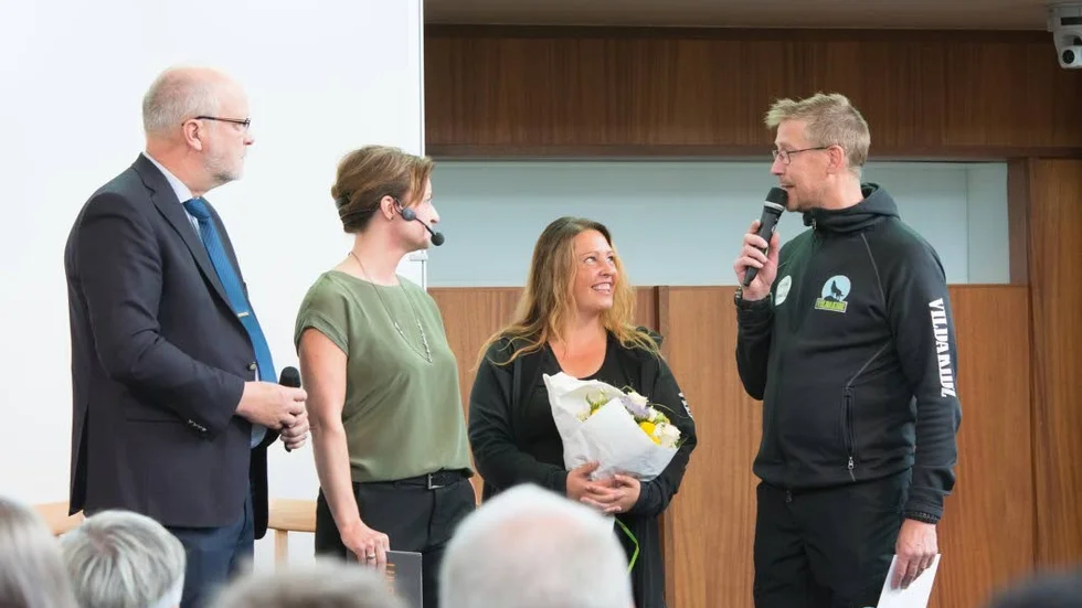 Pristagarna. Landshövdingen Sven-Erik Österberg (t.v) delade ut 30 000 kronor från Konungens jubileumsfond till VildaKidz-grundarna Anna och Stefan Karlsson. Med på bilden är även moderatorn vid näringslivsfrukosten Charlotte Lindmark.