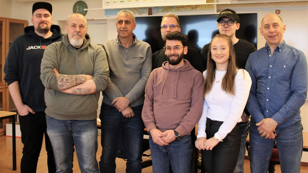 Fastighetsskötarprogrammets, vid Vimmerby Folkhögskola, första avgångsklass. Från vänster: Kevin Eriksson, Kjell Pettersson, Majed Aldail, Benny Lejonqvist, Hussam Ismail, David Fagerlund, Frida Jute och Magnus Folkesson.
