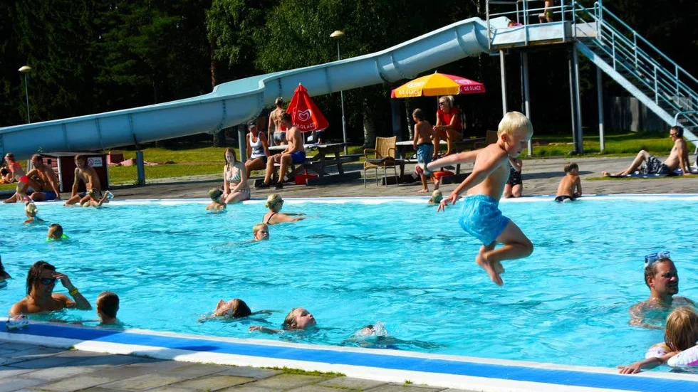 Oskar Holmgren kastar sig i poolen.