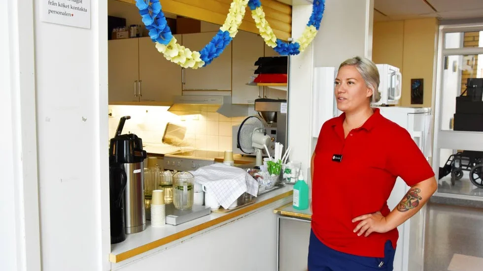 Det är varmt på avdelning 63 på Sunderby sjukhus. "I går var det 28 grader varmt här i köket", säger Carolin Riekkola, vårdnära service.