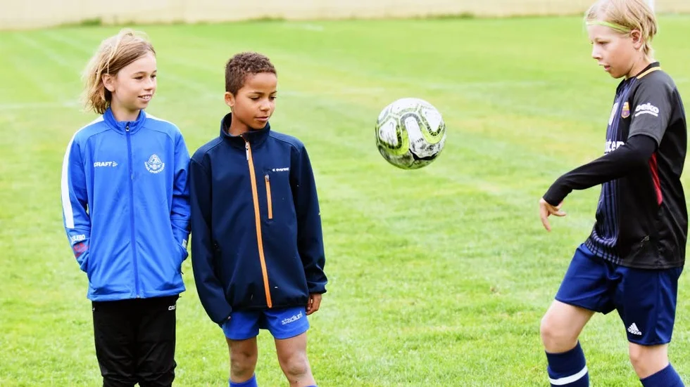 William Gustafsson, Jacob Loktu-Philips och Leo Vesterlund är tre av deltagarna på LSK:s fotbollsskola.