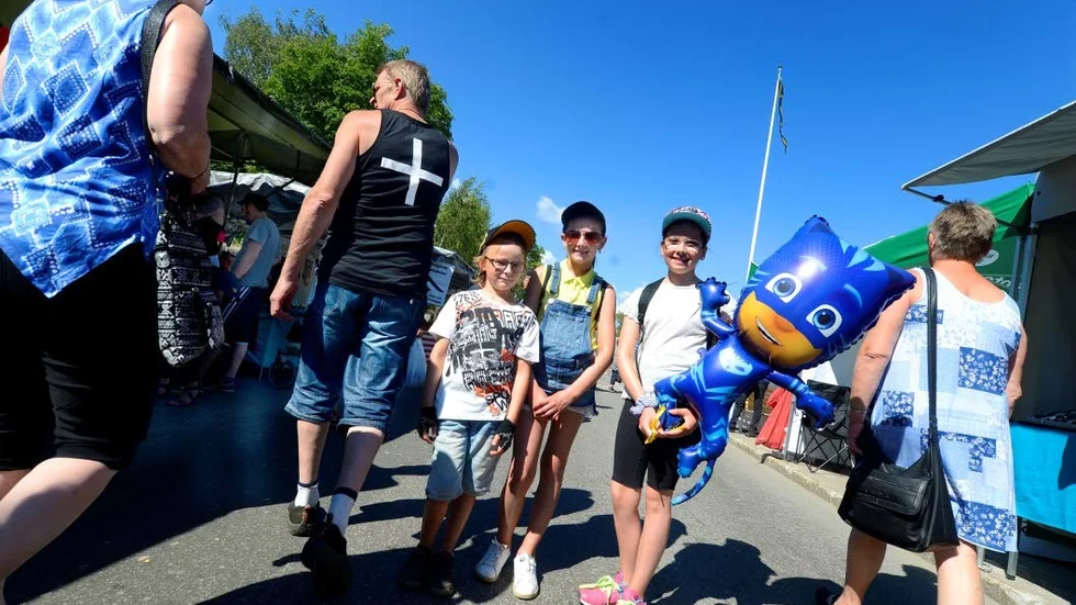 Syskonen Kajsa Lång 10 år, Markus Lång, 6 år, och Frida Lång, 12 år, från Överkalix trivdes i vimlet – trots hettan.