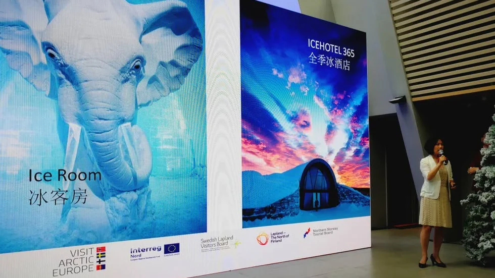 Pressevent i Peking. Visit Swedens chef Lynn Li berättar om ICEHOTEL 365 och satsningen på ett året-runt öppet ICEHOTEL.