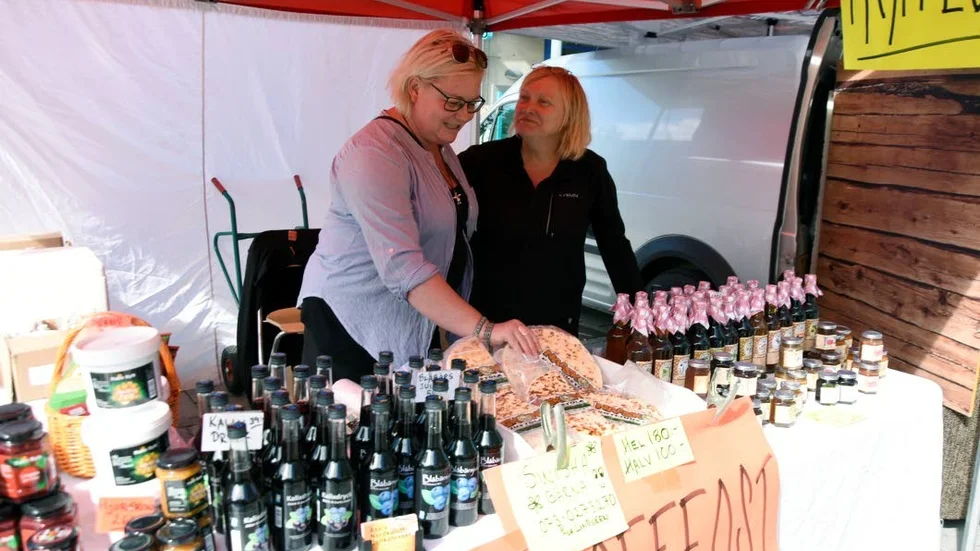 Åsa Lindgren och Kicki Degerkvist stod och sålde Kaffeost, sylt, och andra godsaker.