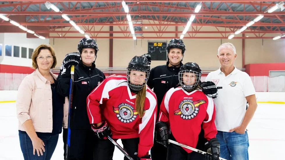 Från vänster: Anneli Sjömark, vd Luleå Energi, Emma Nordin, Tilde Sjödin, Johanna Fällman, Liv Lindbäck och Stefan Enbom, vd Luleå Hockey