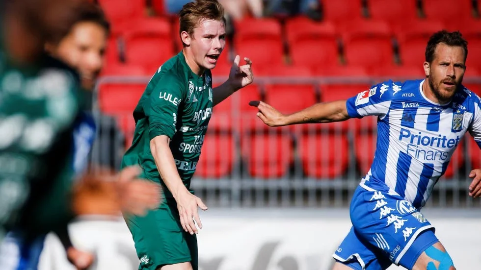 Jonatan Vikström, BBK, i kamp med den förre landslagsspelaren i IFK Göteborg, Tobias Hysén.