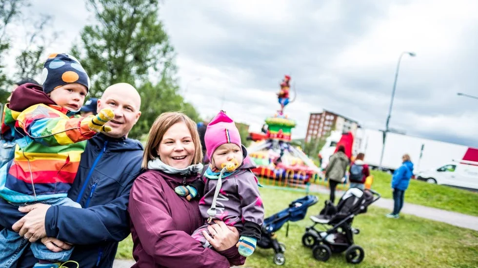 Magnus Nutti och Julia Marainen tillsammans med barnen Nils-Áilu och Marja-Kari passade på att åka karusell på torsdagen.