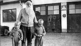 Stålfarfar tillsammans med Bertil och Åke Öhman på Mjölkudden på 1950-talet. Bilden har vi lånat från Luleå kommuns stadsarkiv. Vad blev det sedan av Bertil och Åke Öhman frågar vi den "bästaste" av läsekretsar.