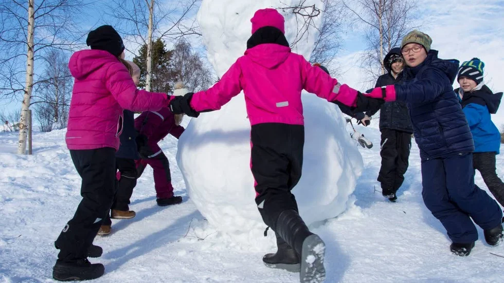 Det blev också en spontandans runt snögubben när den var klar att visas upp.
