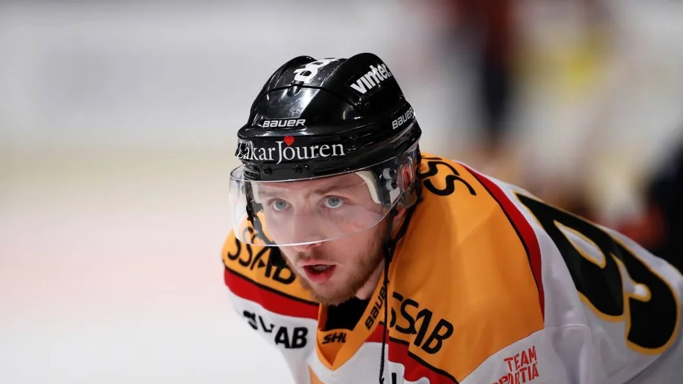 Luleå Hockeys Robin Kovacs fick en tjuvsmäll i bakhuvudet av Växjös Liam Reddox senast.
