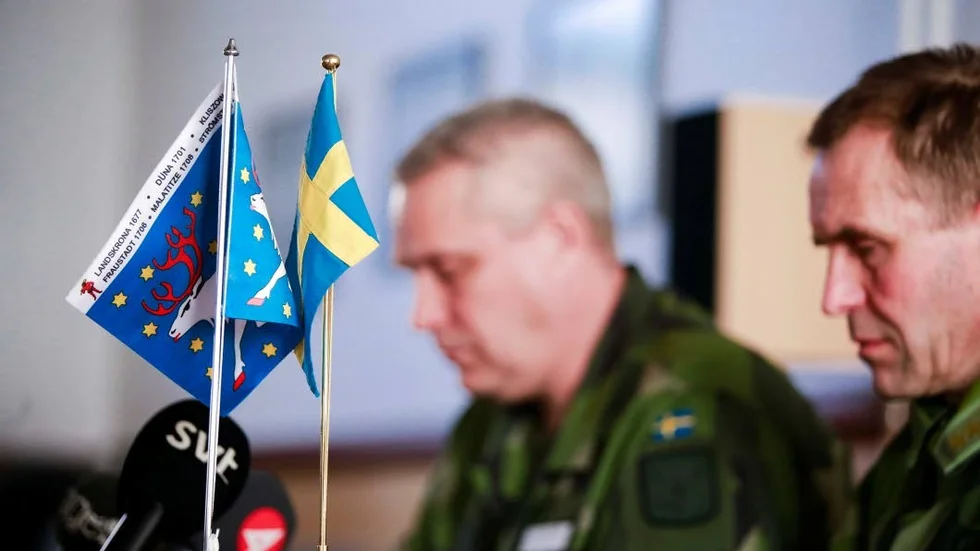 Måndagens var en sorgens dag på I 19. Övningsledaren överste Stefan Smedmanoch överstelöjtnant Jerker Persson.