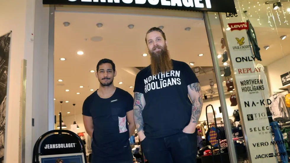 Diogo Mangs är butikschef vid nyöppnade Jeansbolaget i Piteå. Ägaren Dennis Wallenberg säger att de har fått en bra start i Gallerian.