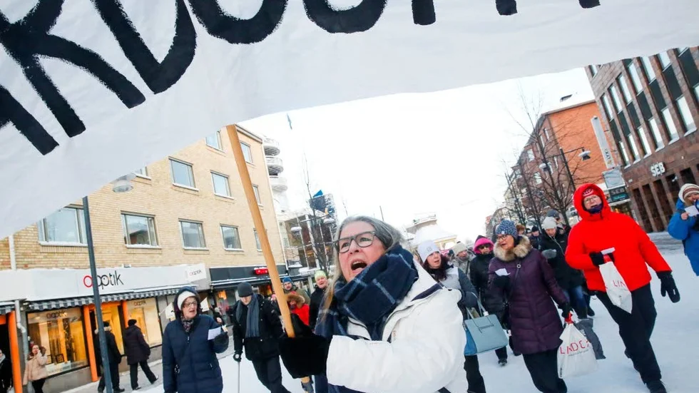 Rättvisepartiet Socialisterna har öppet stöttat och medverkat i Äldrevårdsupproret, vilket väcker många reaktioner.