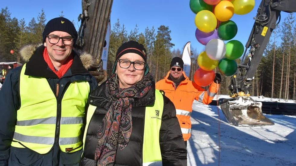 Niklas Nordström, kommunstyrelsens ordförande och Anja Johansson, stadsbyggnadsnämndens ordförande samt i bakgrunden projektledare Jan Löfgren gläds åt att i framtiden kunna erbjuda lulebor, främst barnfamiljerna nya bostäder i det nya naturnära området Dalbo.