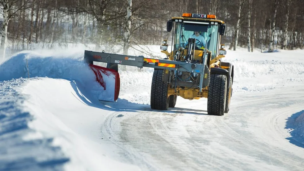Vägen är plogad, men än finns jobb att göra för dem i snösvängen.