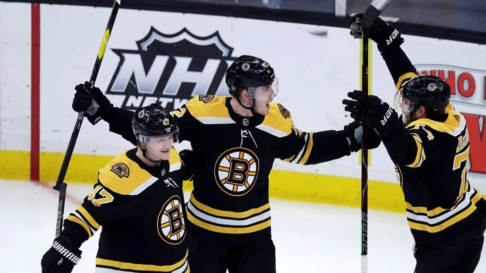 Peter Cehlarik (mitten) jublar tillsammans med Torey Krug och Jake DeBrusk.