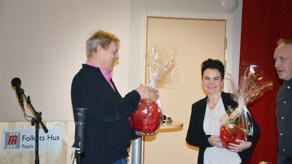 Jan Larsson och Anna Kumpula Kostet tackades av för sina två år som kommunalråd.